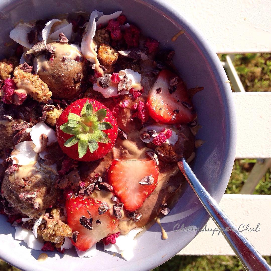 Cacao Smoothie Bowl with Toppings
