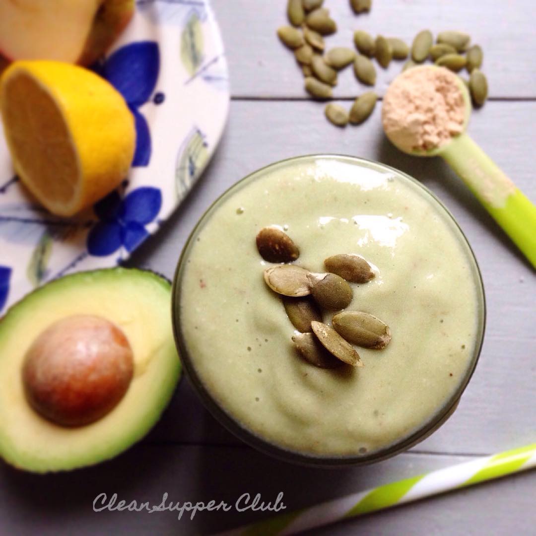 Filling Avocado Smoothie with Spinach and Oats