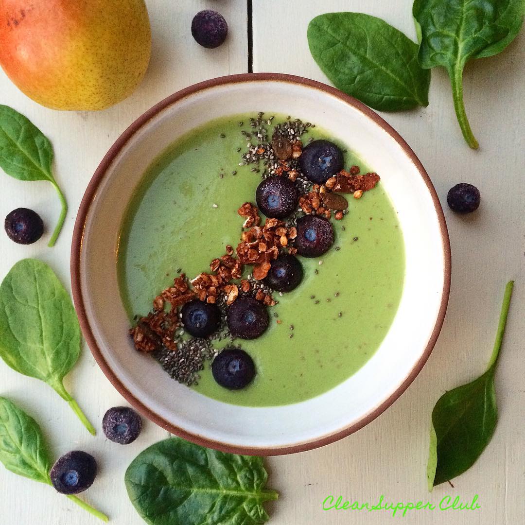 Green Smoothie Bowl with Pear and Ginger