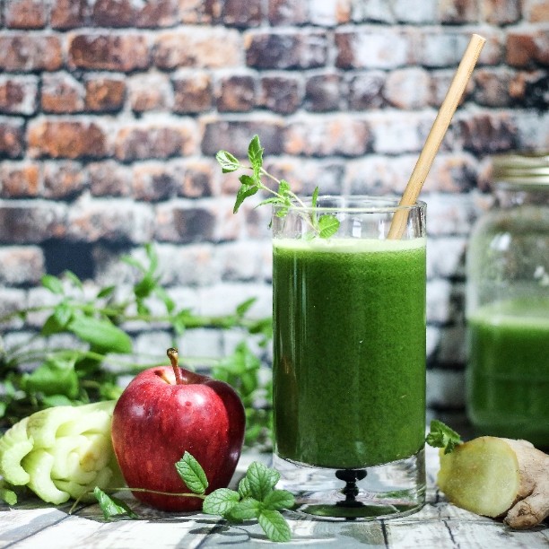 Revitalizing Juice with Apple and Greens