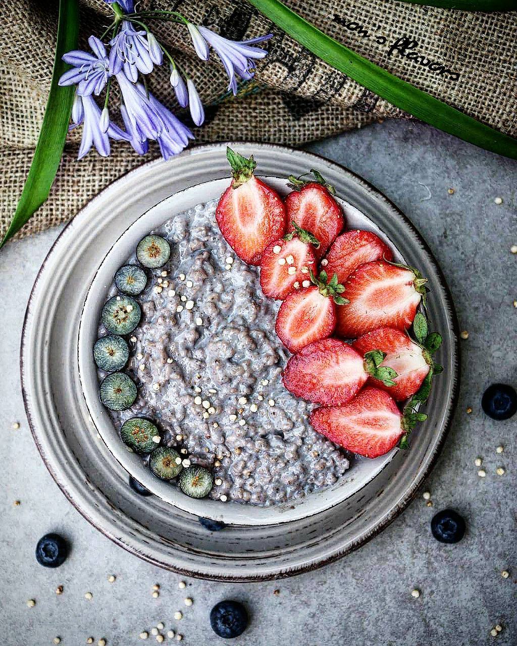 Berry Oatmeal Porridge with Blueberries and Acai