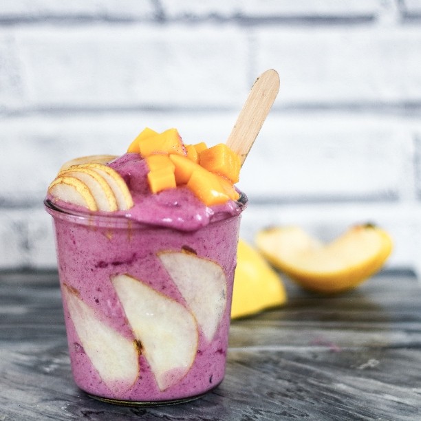 Pink Pitaya Nicecream with Pear and Mango