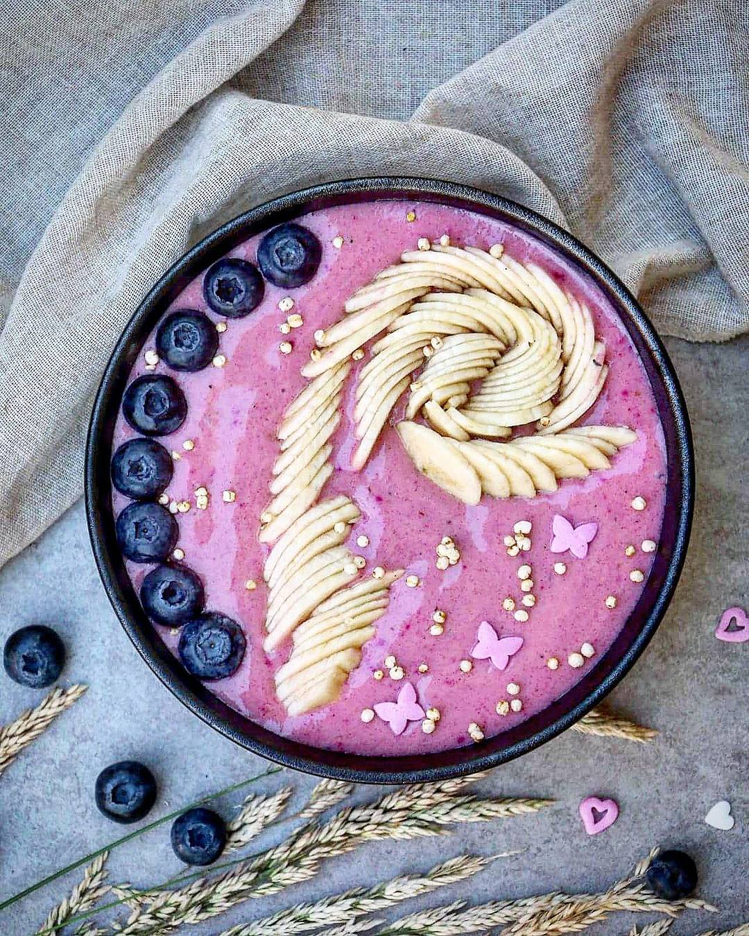Refreshing Acai Smoothie Bowl with Fresh Fruits