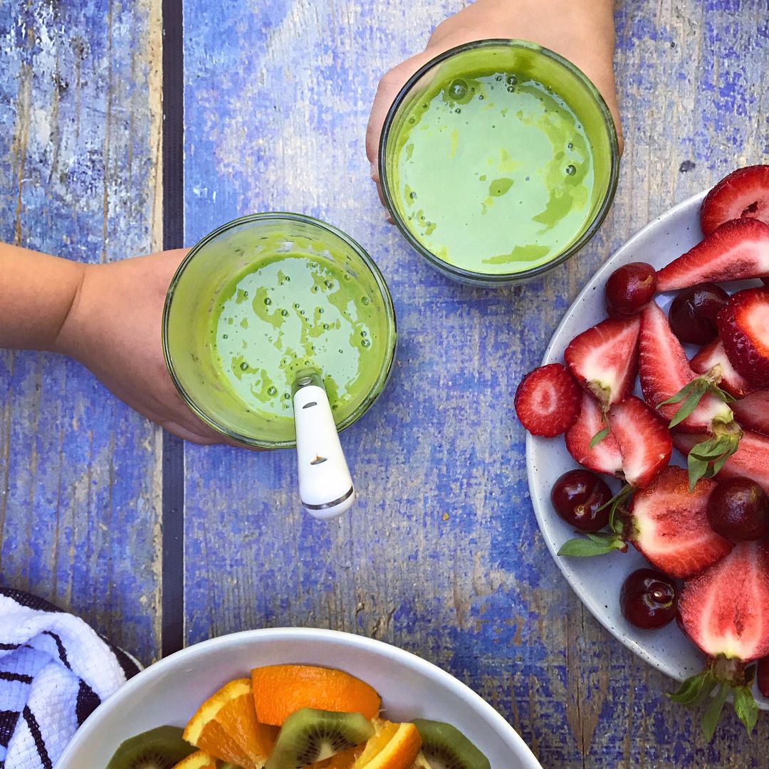 Refreshing Green Smoothie with Banana and Mango