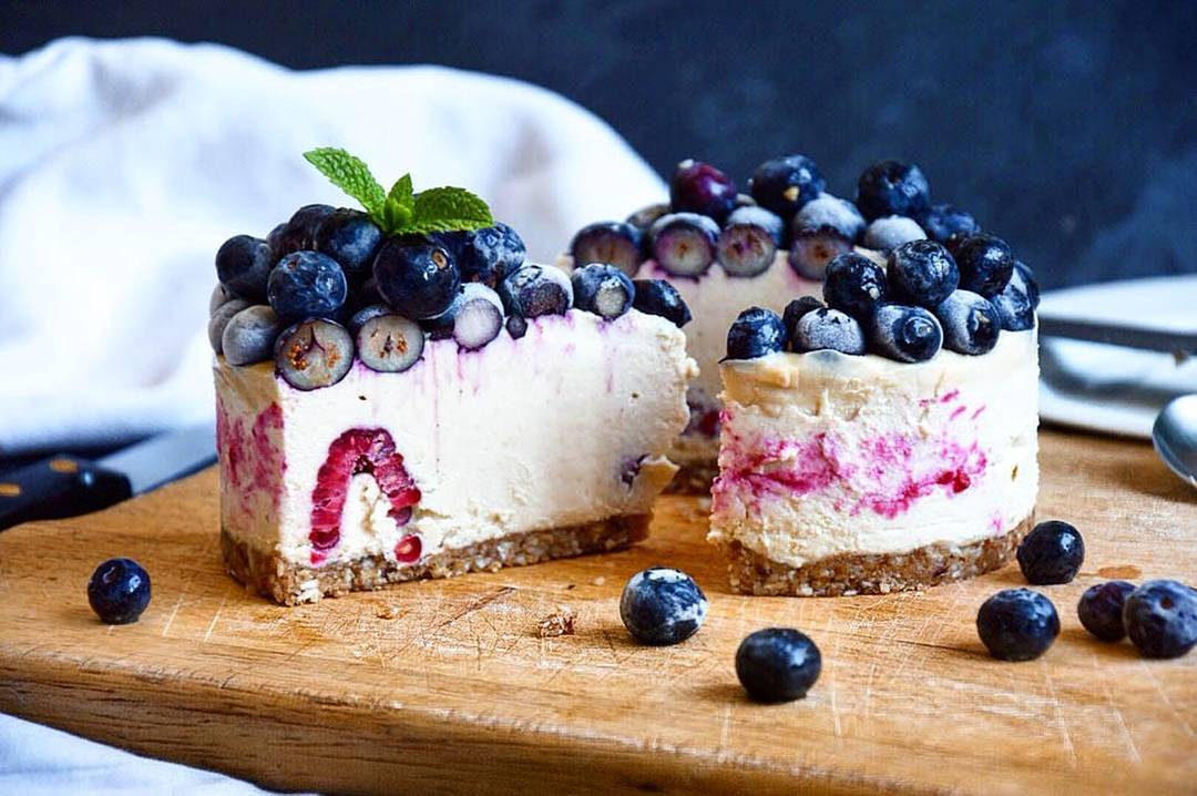 Raw Blueberries and Raspberries Cheesecake