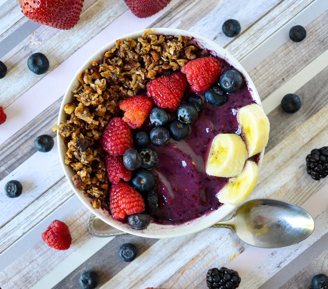 Refreshing Berry Smoothie Bowl with Granola and Fruits