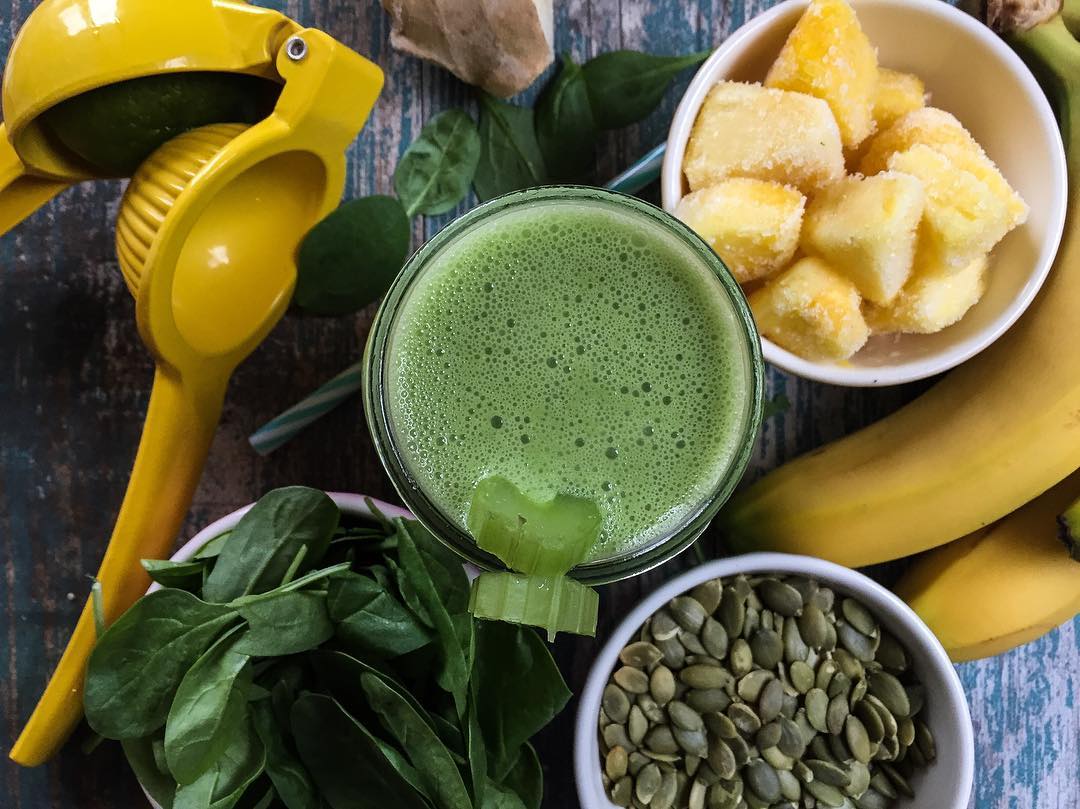 Green Smoothie with Spinach and Pineapple