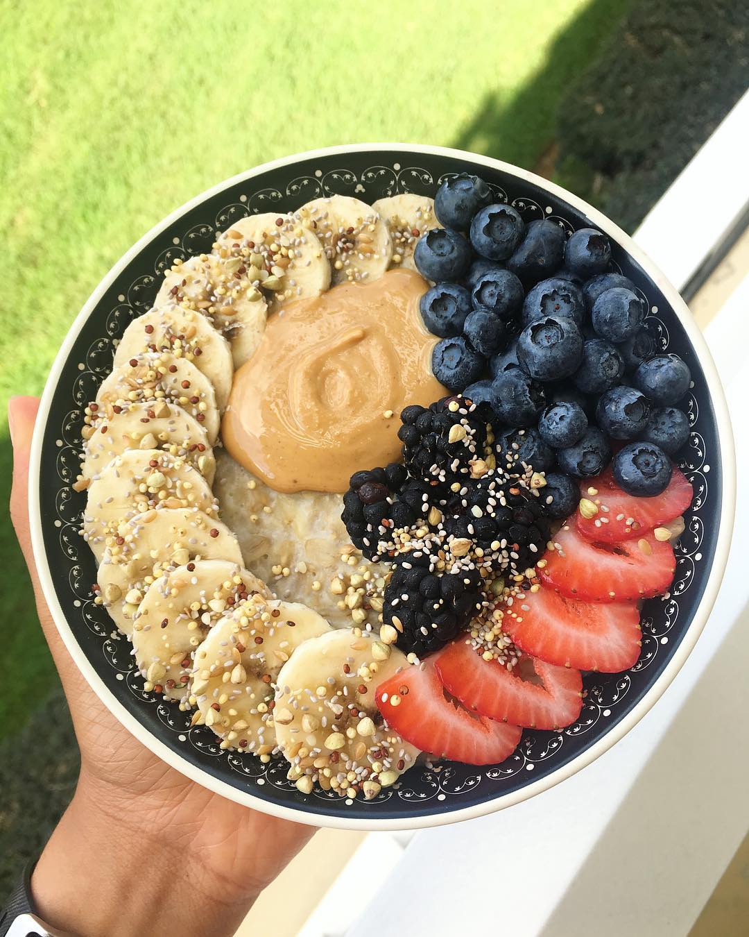 Simple Oatmeal with Banana and Berries