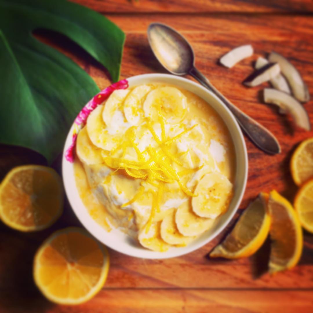 Refreshing Lemon Drizzle Smoothie Bowl with Fruits