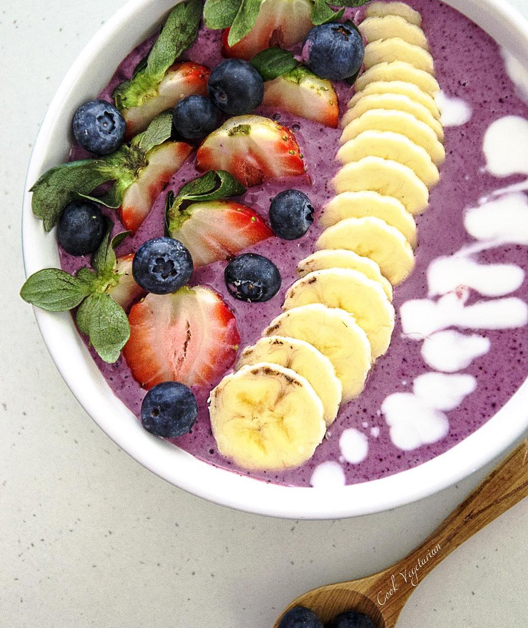 Healthy Breakfast Smoothie Bowl with Berries