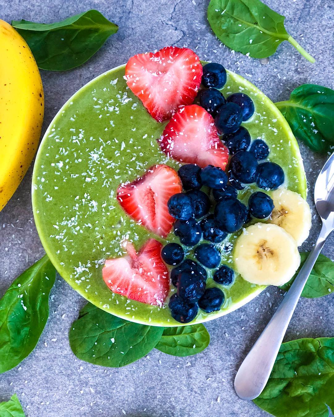 Simple Green Smoothie with Berries