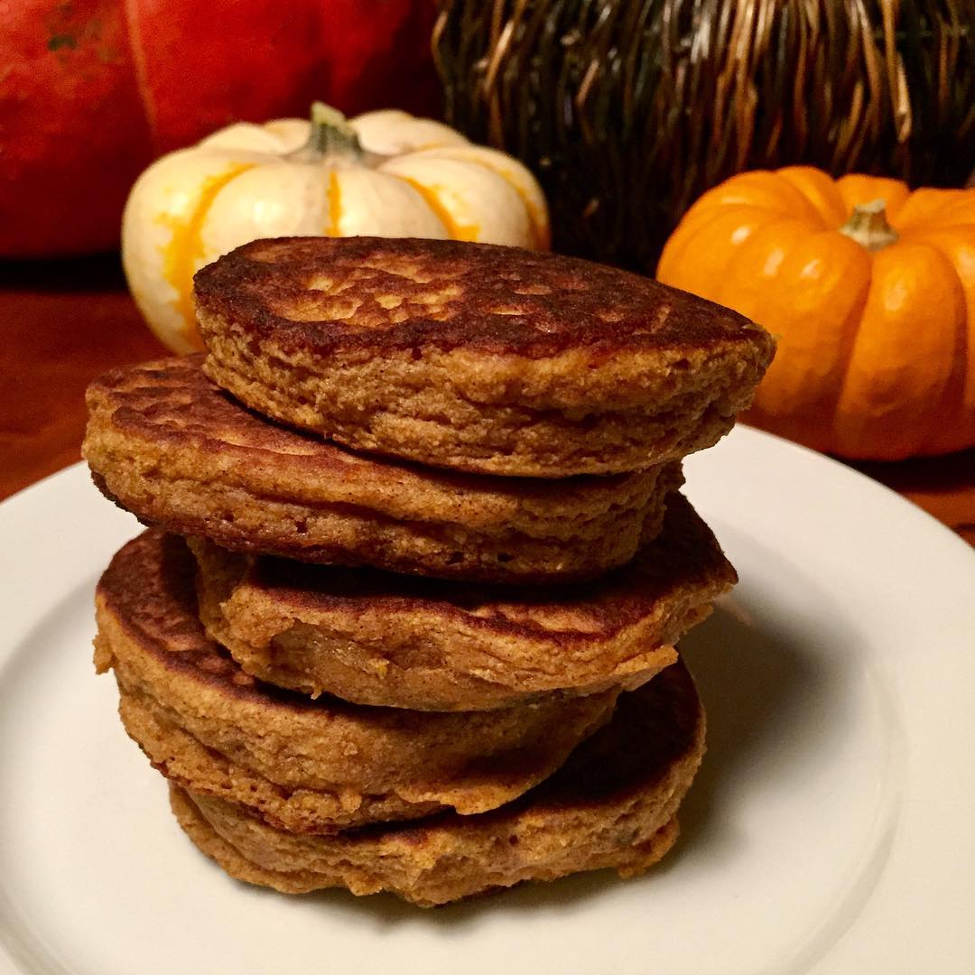 Fluffy Pumpkin Spice Pancakes with Coconut Flour