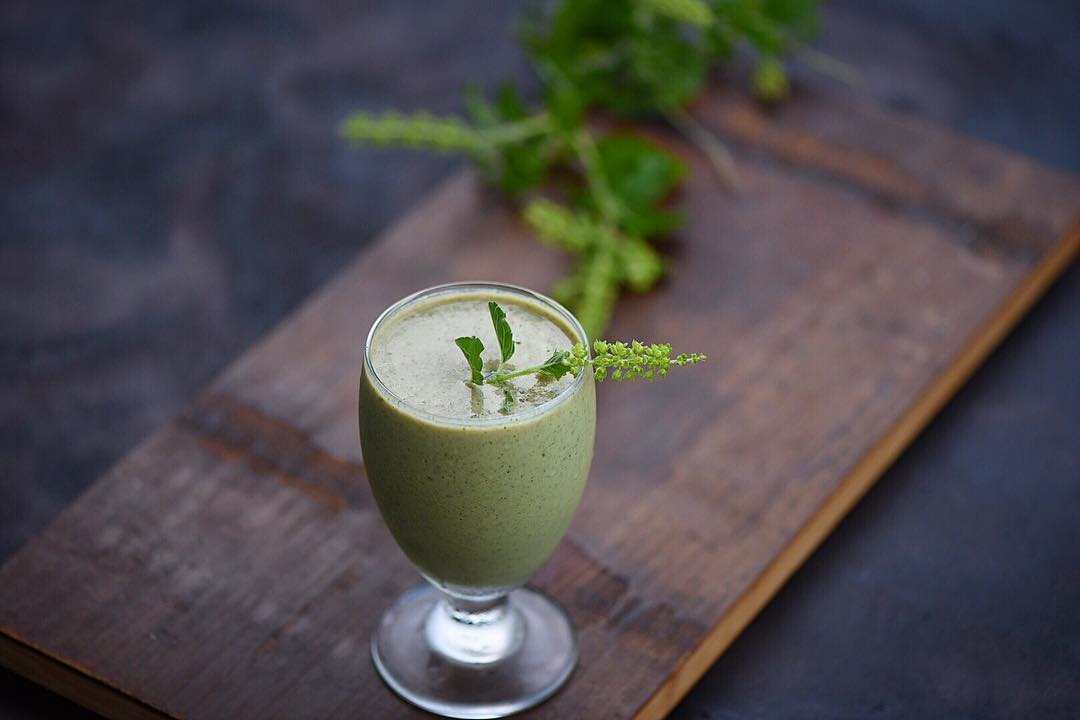 Fresh Basil and Apple Green Smoothie