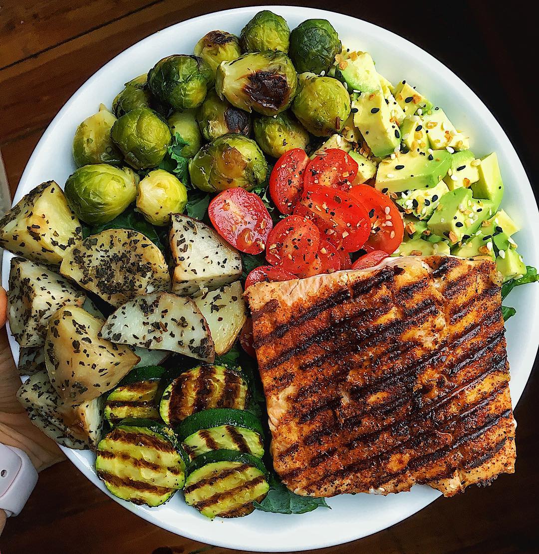 Cast Iron Salmon with Seasoning and Veggies