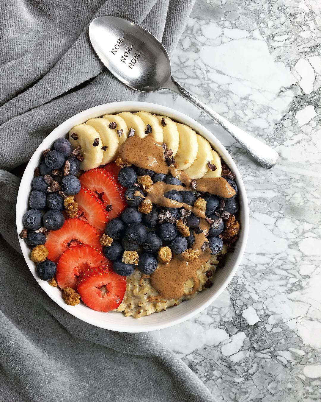 Hearty Oatmeal with Fresh Fruits and Spices