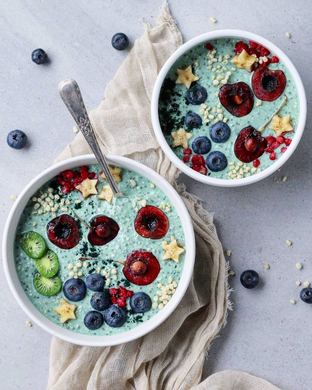 Nutritious Overnight Oats Porridge with Fresh Fruits