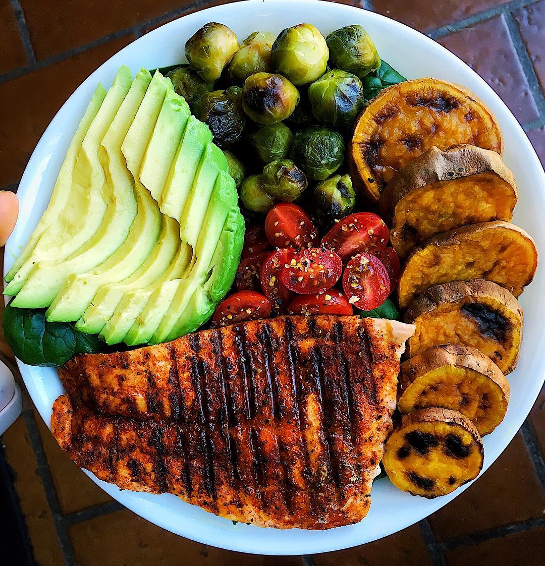 Grilled Salmon with Vegetables and Avocado
