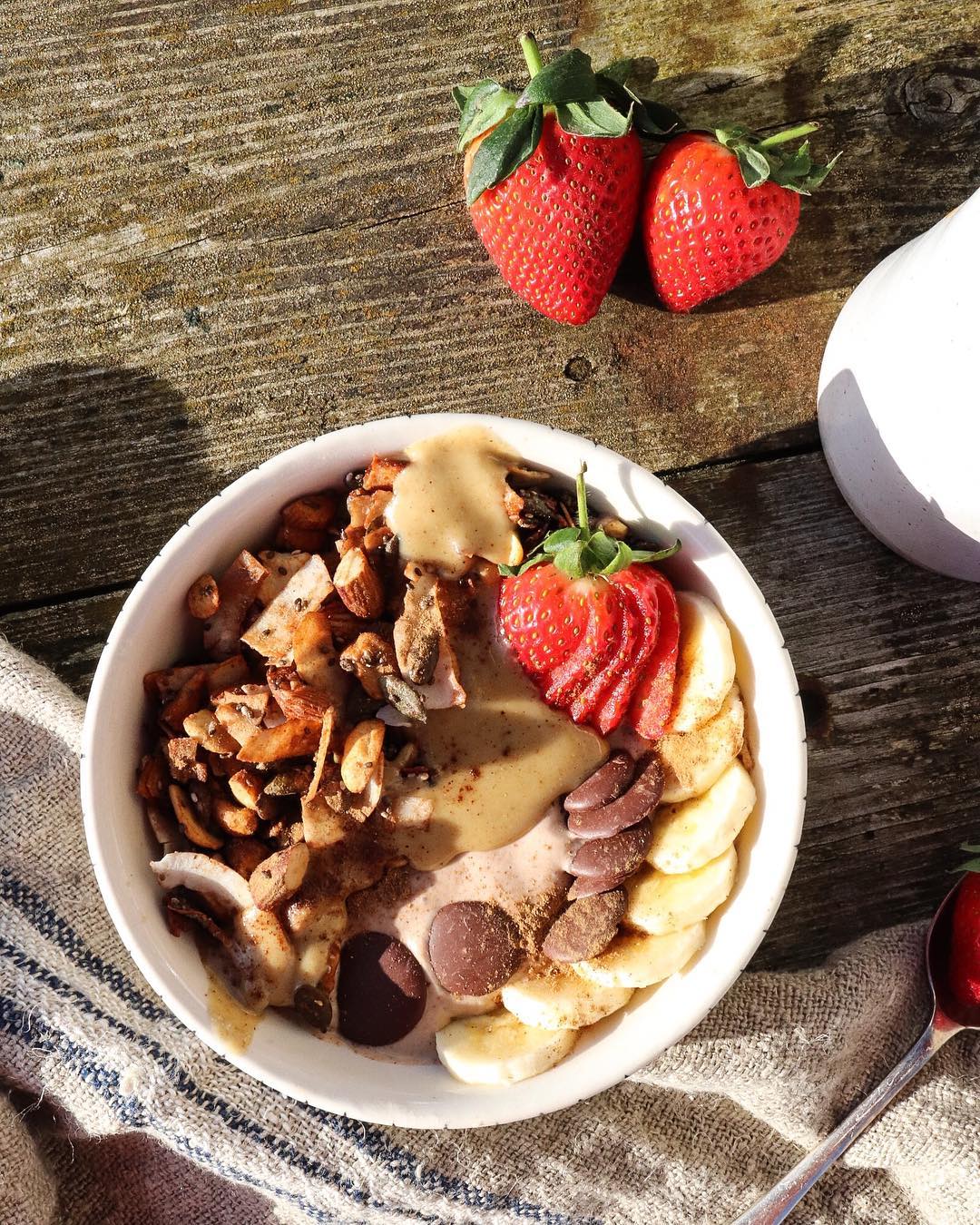 Strawberry and Cinnamon Smoothie Bowl