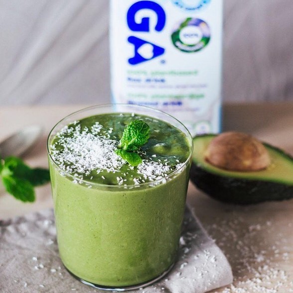 Healthy Skin Smoothie with Avocado and Flax Drink