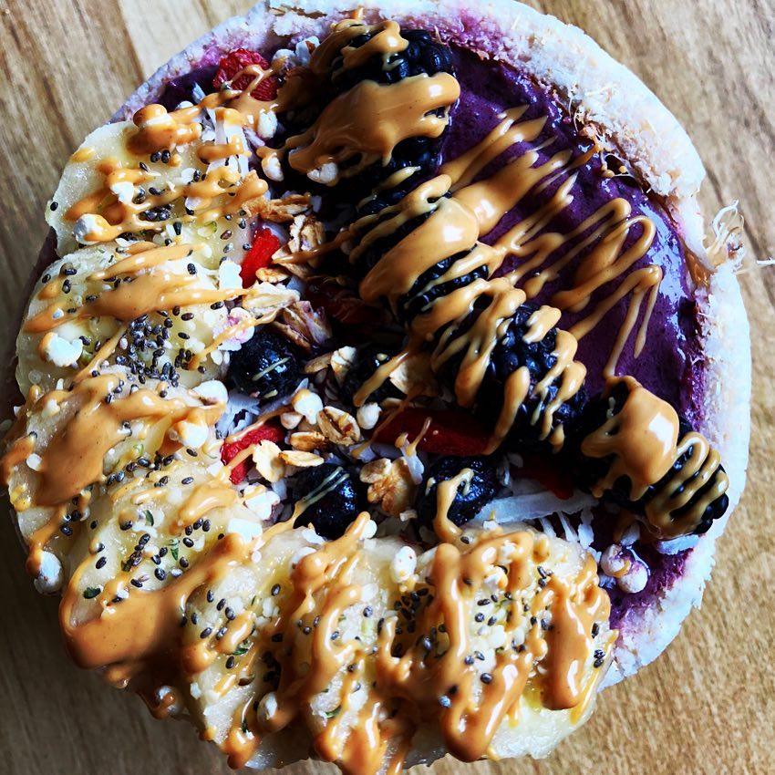 Delicious Açaí Smoothie Bowl with Crunchy Toppings