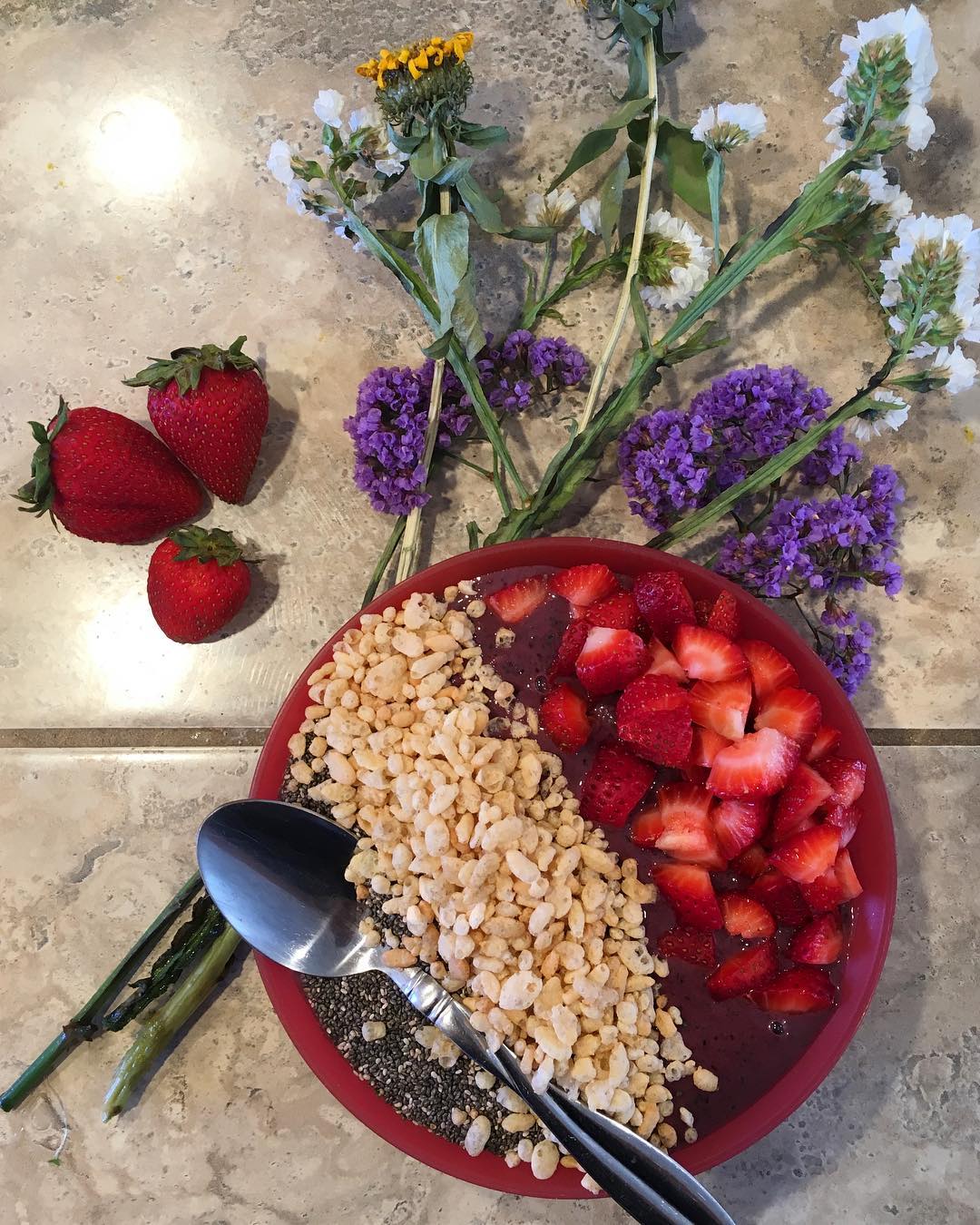 Stress-Relieving Smoothie Bowl with Banana and Kale