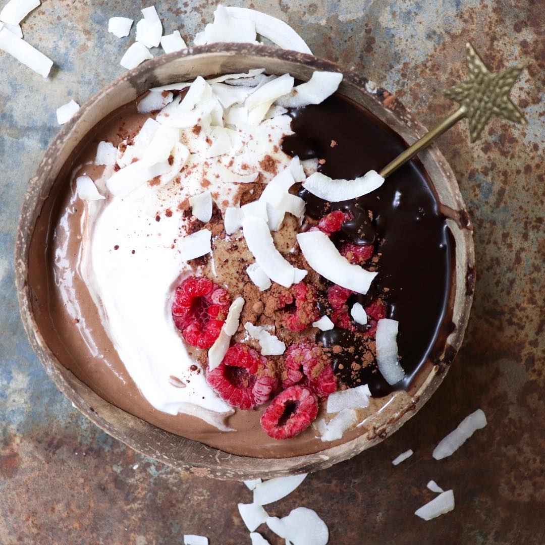 Healthy Avocado Banana Cacao Smoothie Bowl