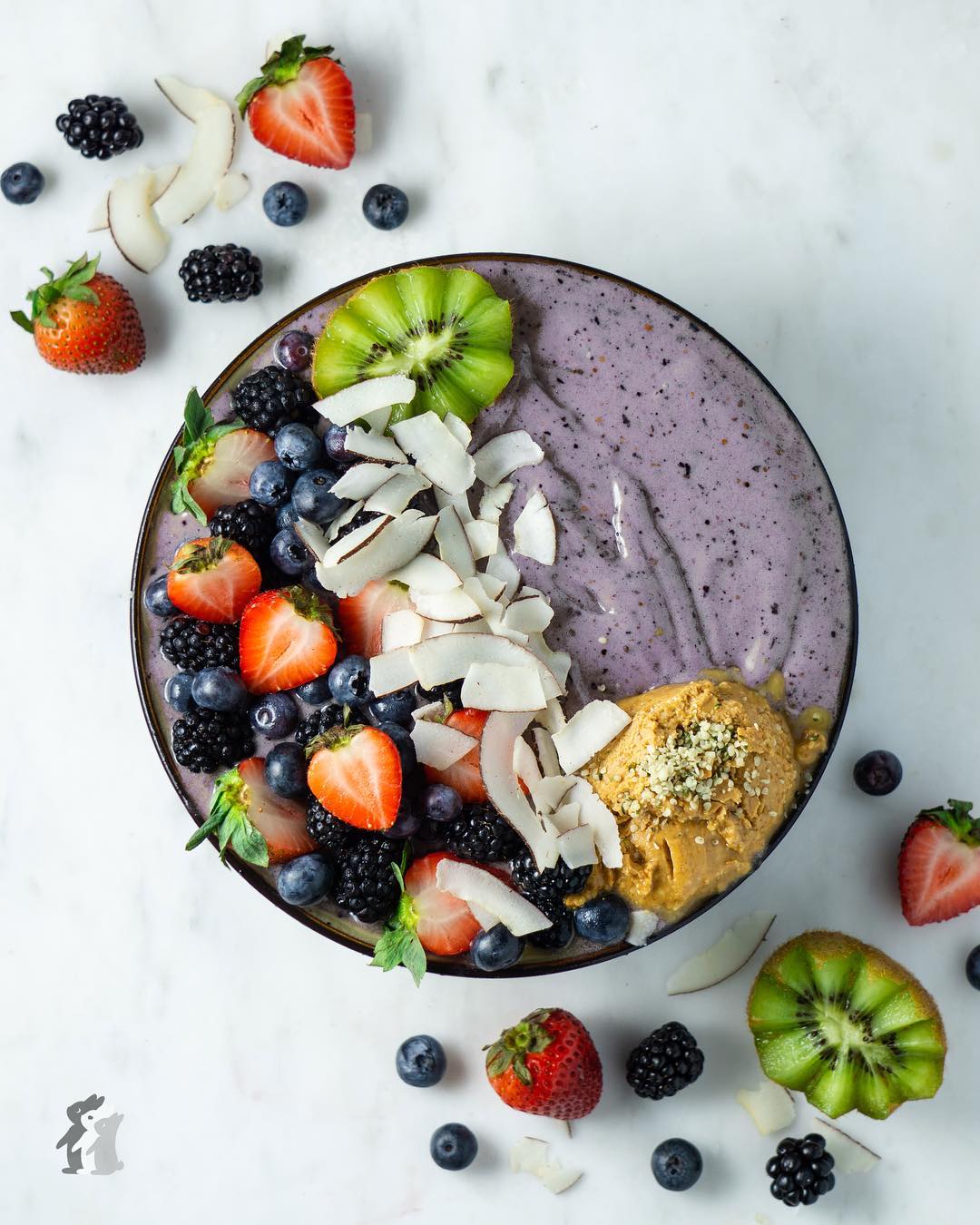Refreshing Açaí Bowl with Fresh Fruits and Toppings