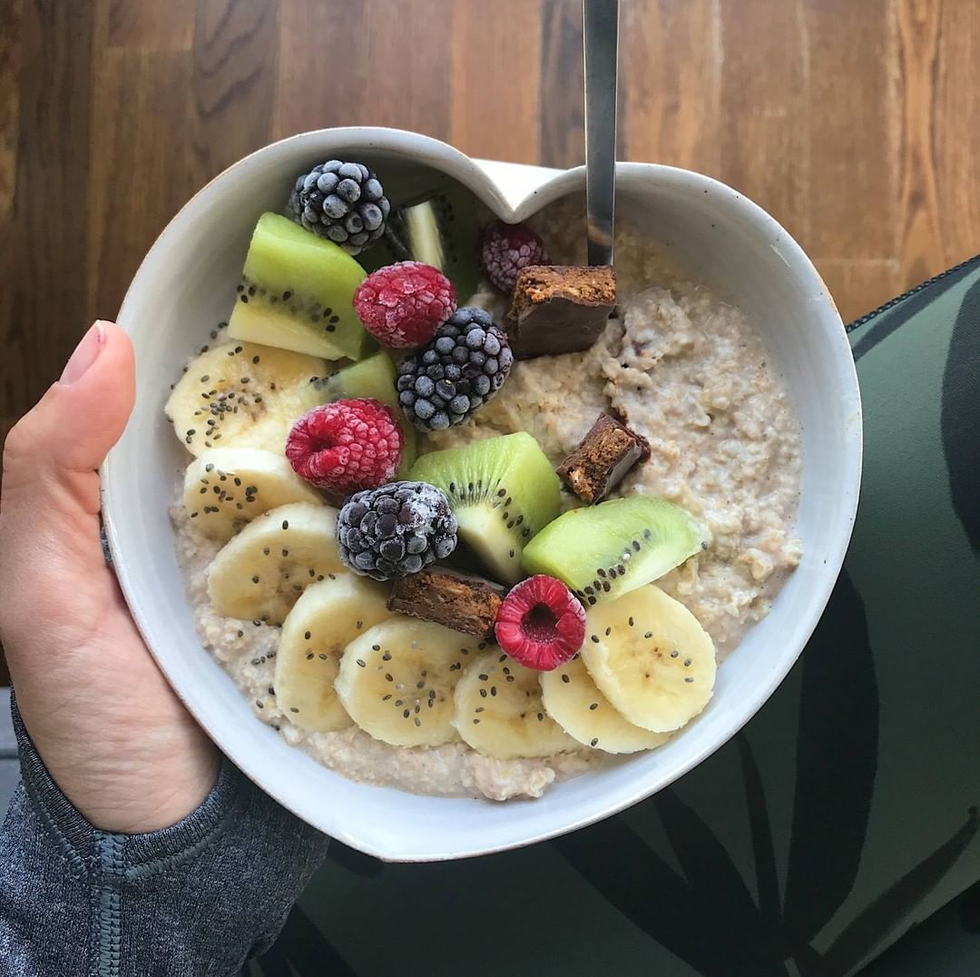 Creamy Oat Porridge Bowl with Toppings
