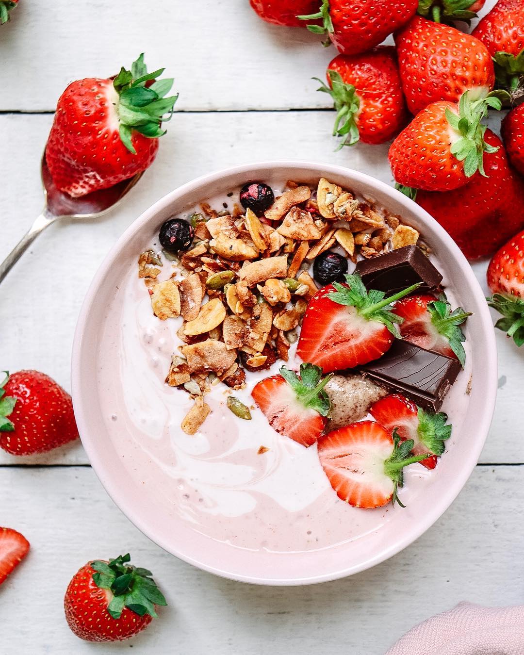 Strawberry Coconut Yoghurt Smoothie Bowl