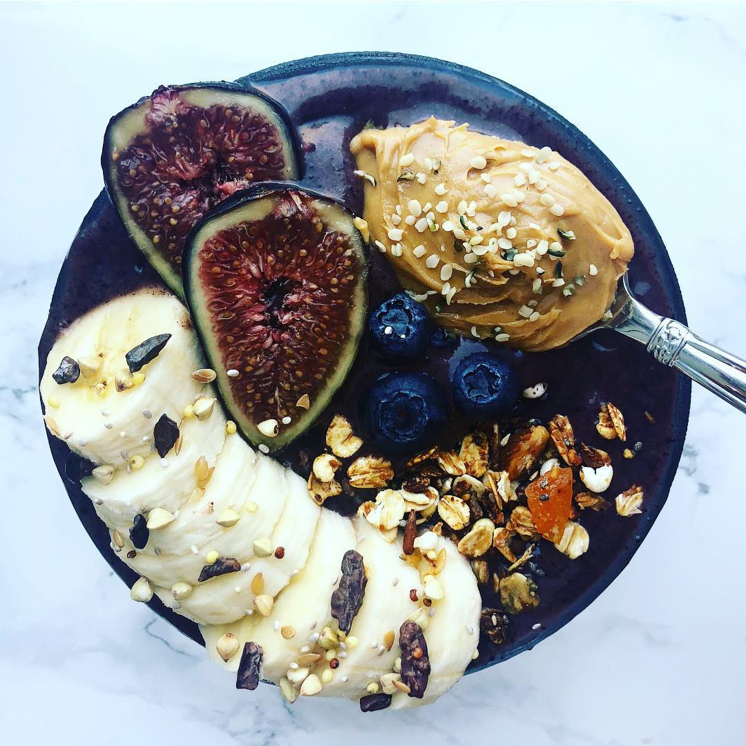 Refreshing Açaí Smoothie Bowl with Nutritious Toppings