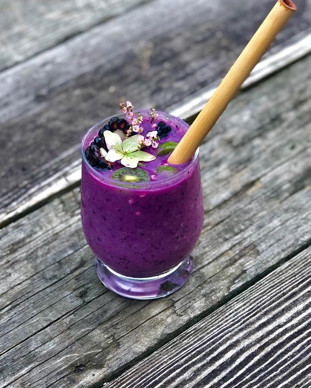 Vegan Pink Pitaya Smoothie Bowl