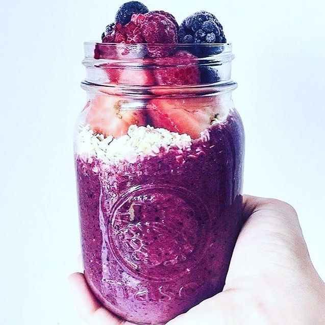 Refreshing Acai Bowl with Frozen Bananas and Juice