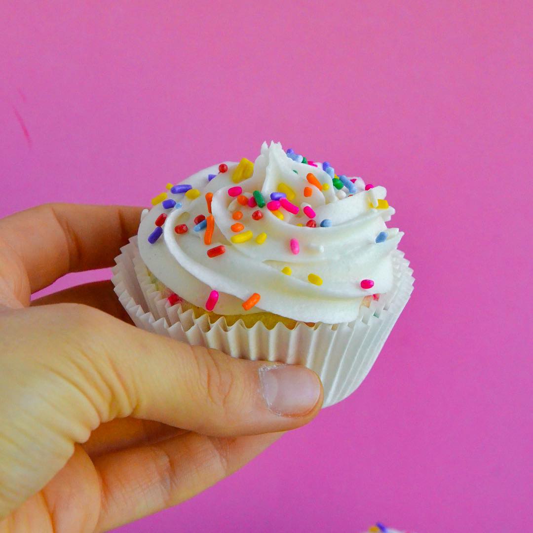 Easy Vanilla Vegan Cupcakes with Frosting