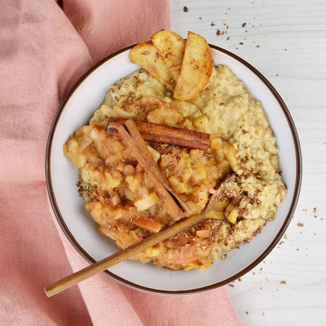 Cosy Fall Cinnamon Oatmeal with Baked Apples