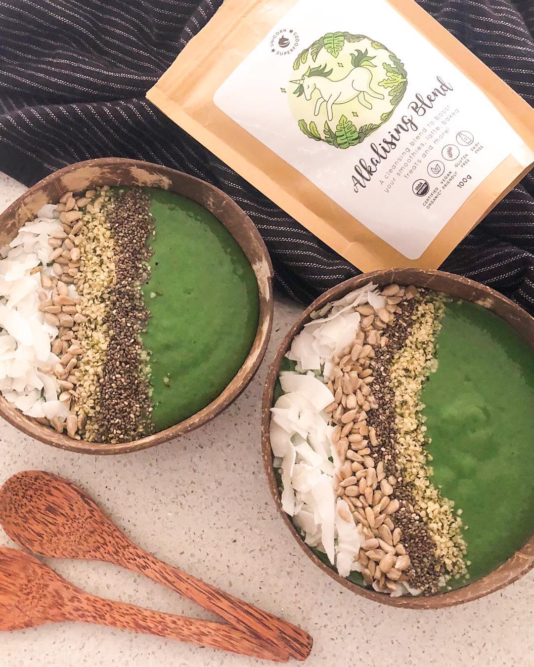 Alkalising Smoothie Bowl with Bananas and Kale
