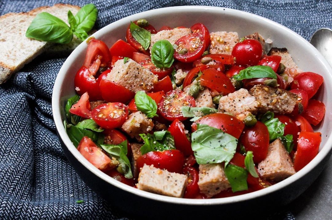 Refreshing Panzanella Salad with Tomatoes and Bread