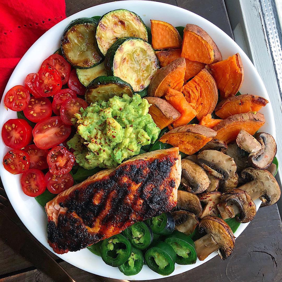 Spicy Sriracha Salmon with Vegetables