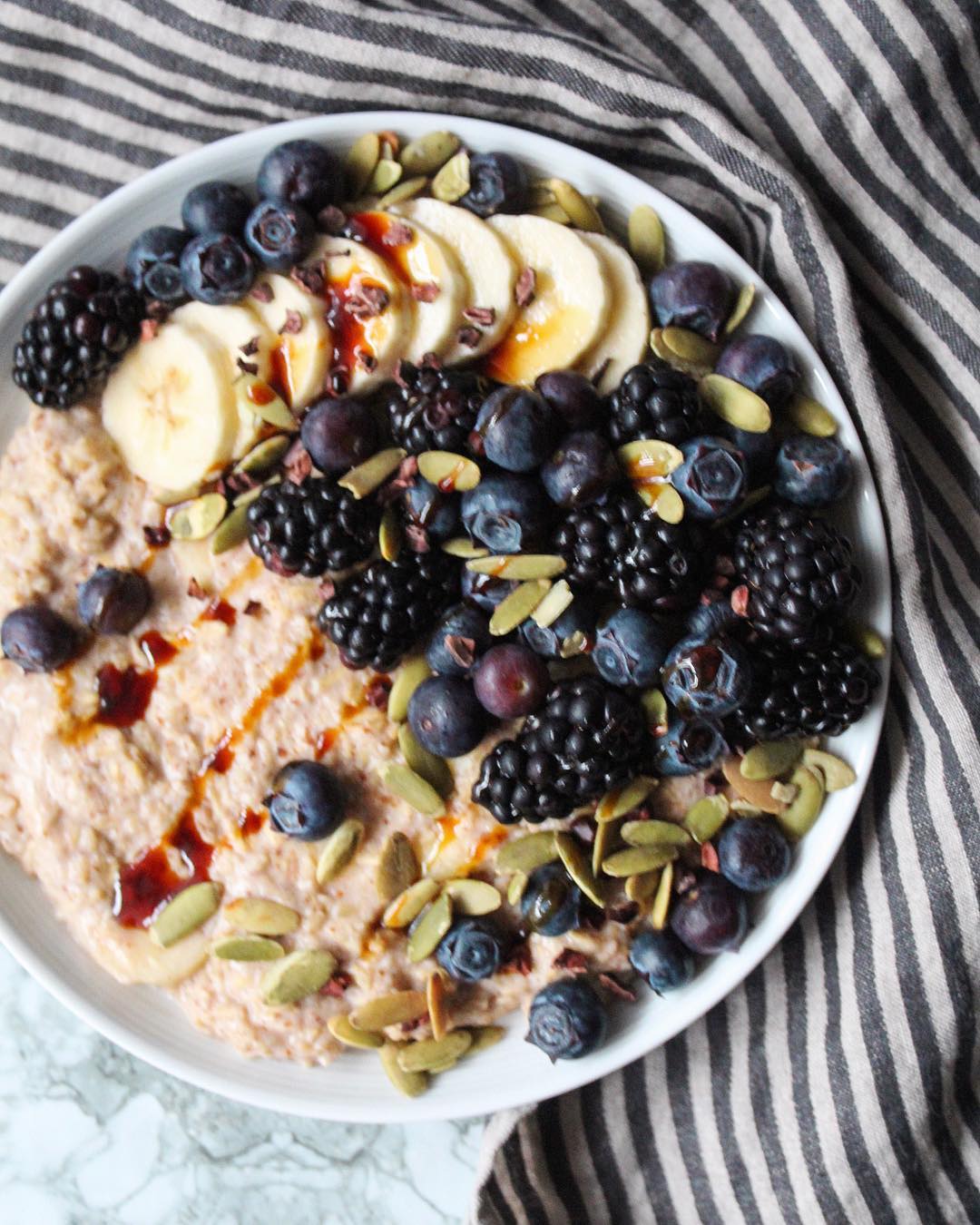 Banana Oats with Cinnamon and Almond Milk