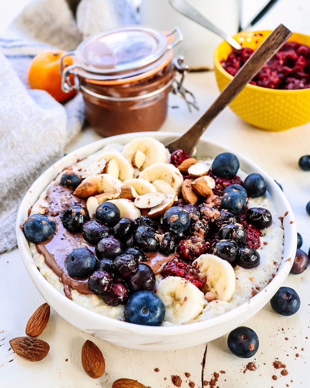 Delicious Porridge with Oats, Quinoa, and Fresh Toppings