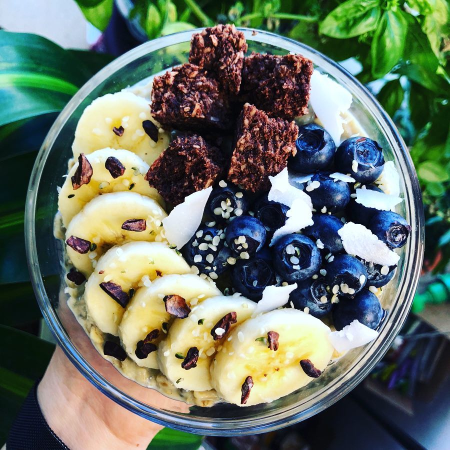Delicious Oatmeal Bowl with Fresh Toppings