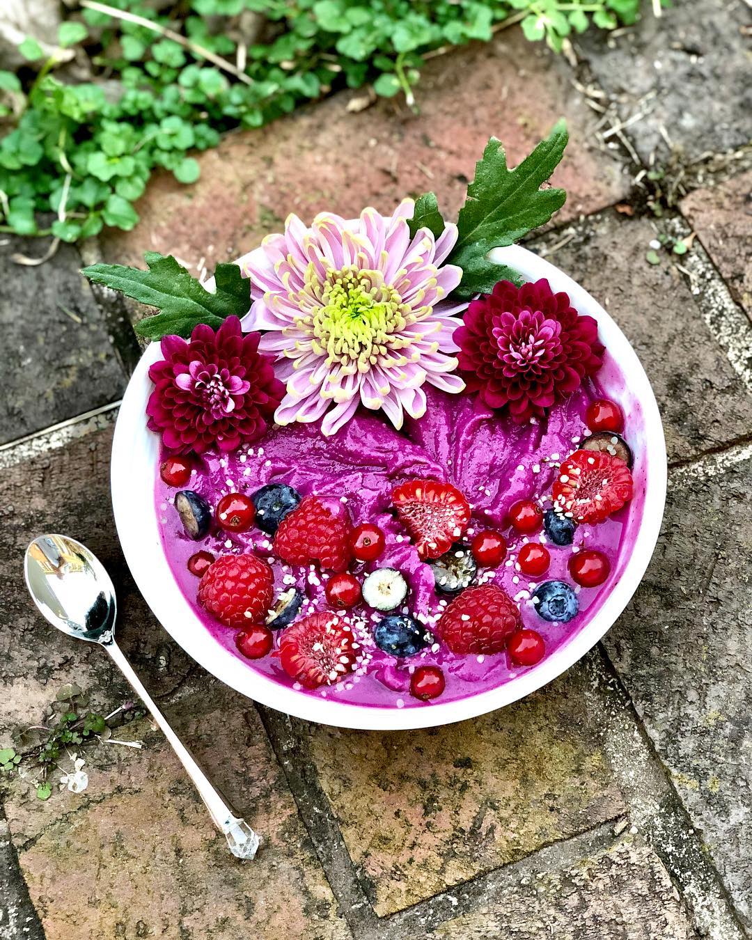 Refreshing Berry Banana Smoothie Bowl