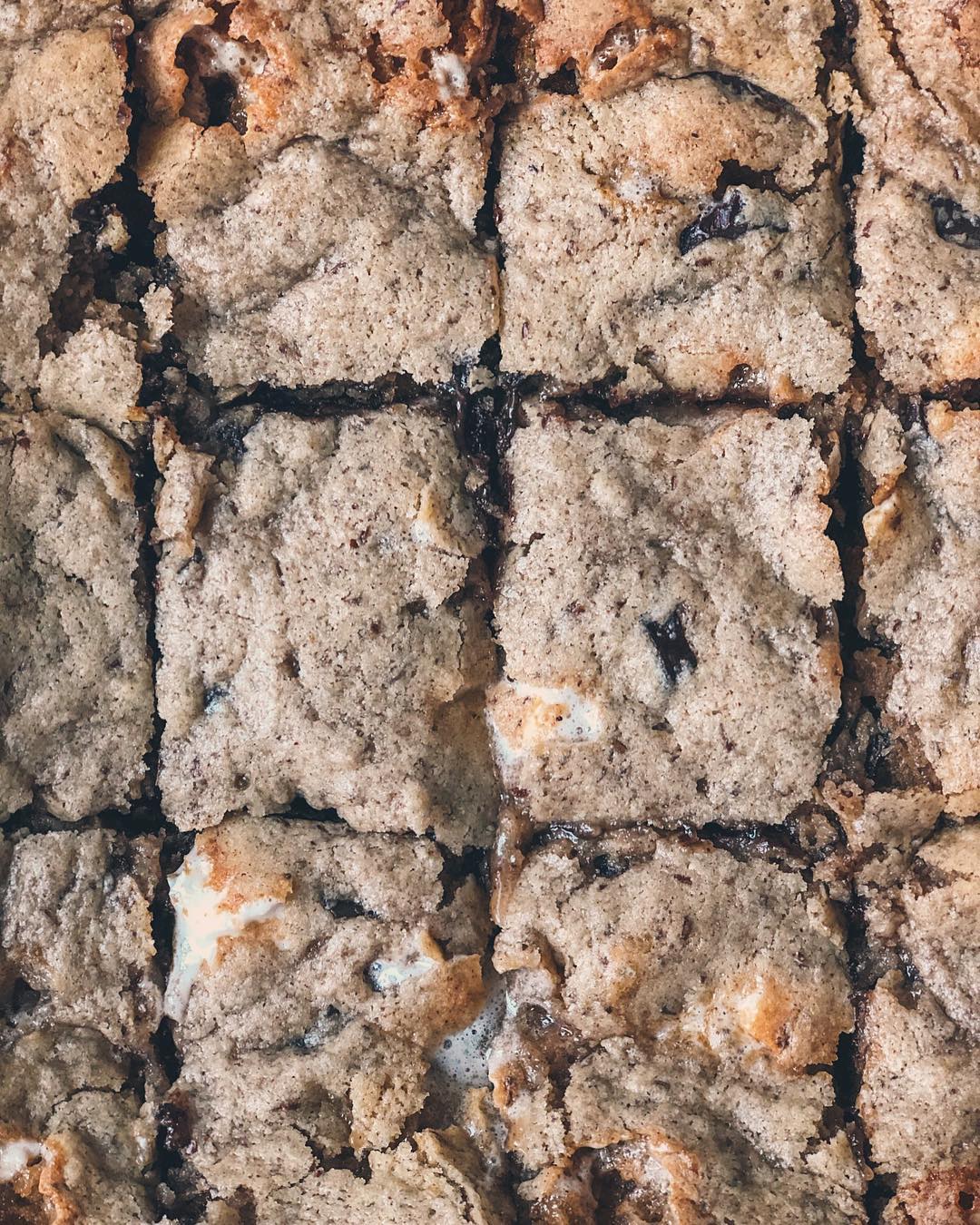 Homemade S’more Blondies with Marshmallows and Chocolate