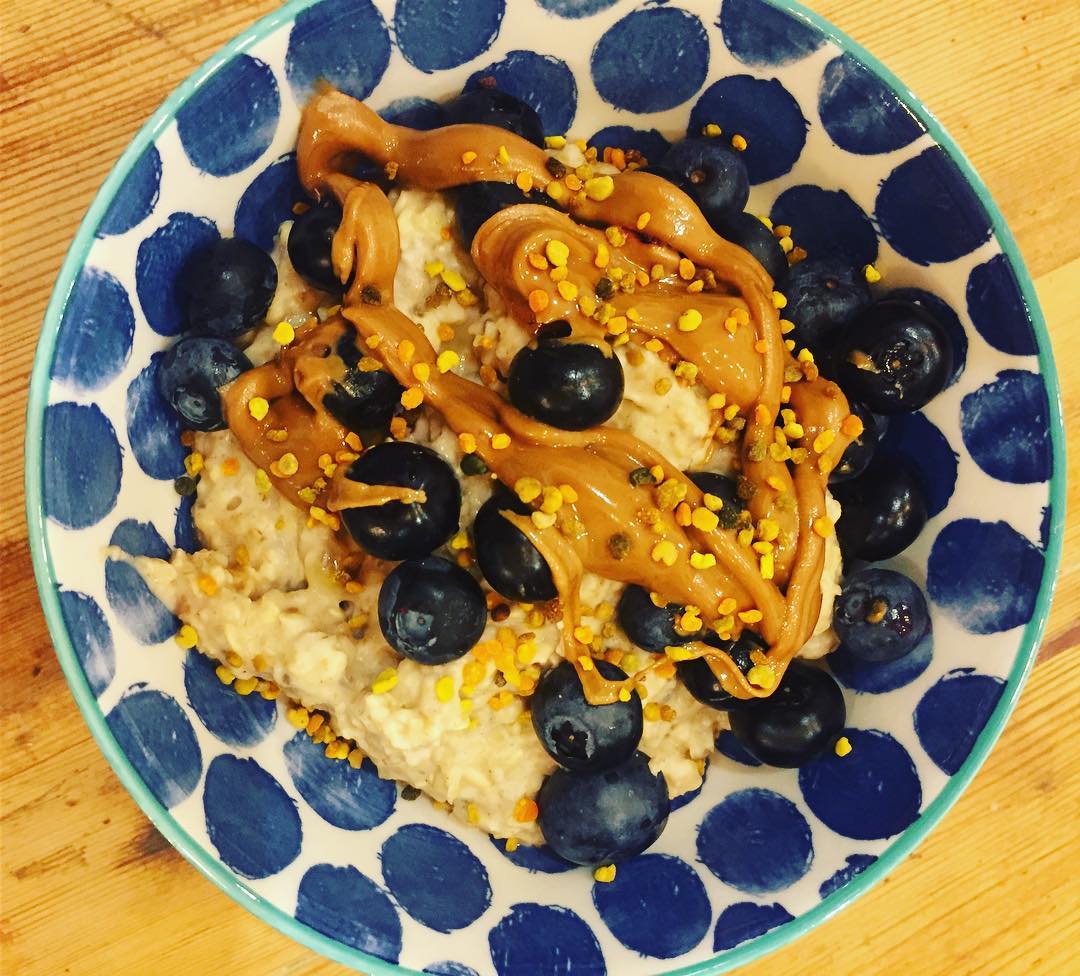 Simple Breakfast Bowl with Oats and Toppings
