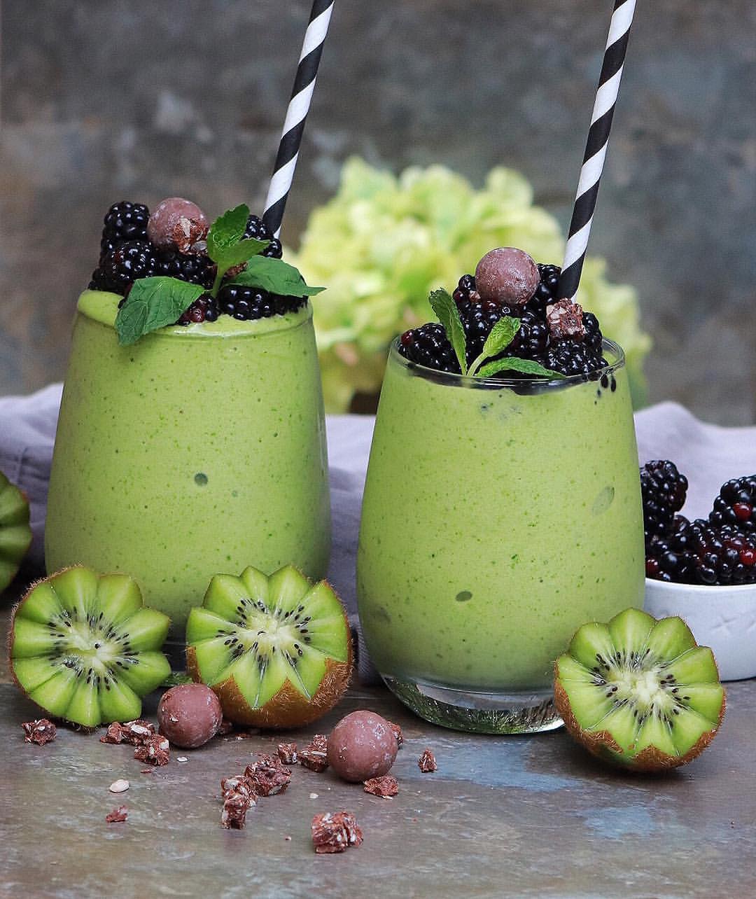 Kiwi ? Spinach ?Green Smoothie Bowl