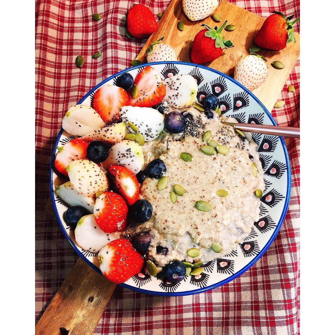 Warm Blueberry Oatmeal Porridge