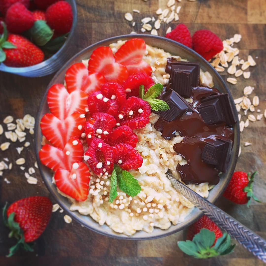 Vanilla Coconut Oatmeal with Berries and Chocolate