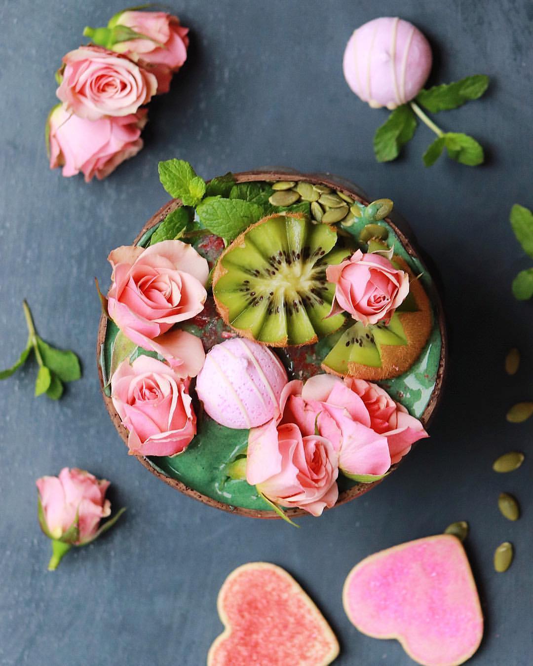 Vibrant Matcha Spirulina Kiwi Smoothie Bowl