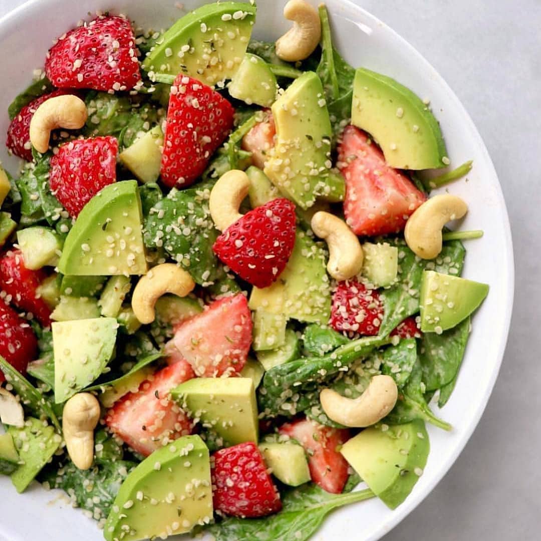 Spinach and Strawberry Salad with Spicy Cashew Dressing