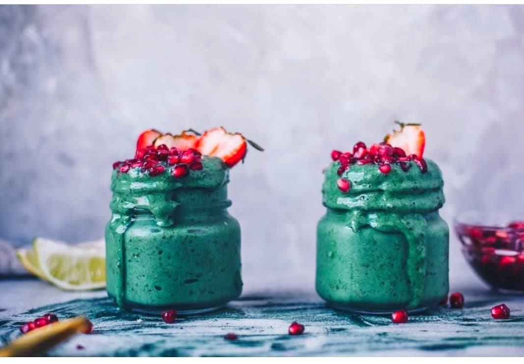 Spirulina and Kale Smoothie with Bananas and Lime