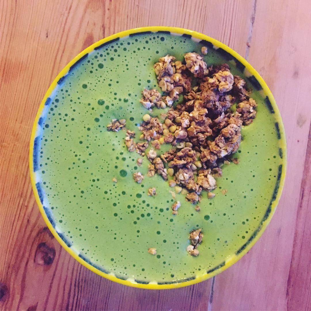 Matcha Smoothie with Granola